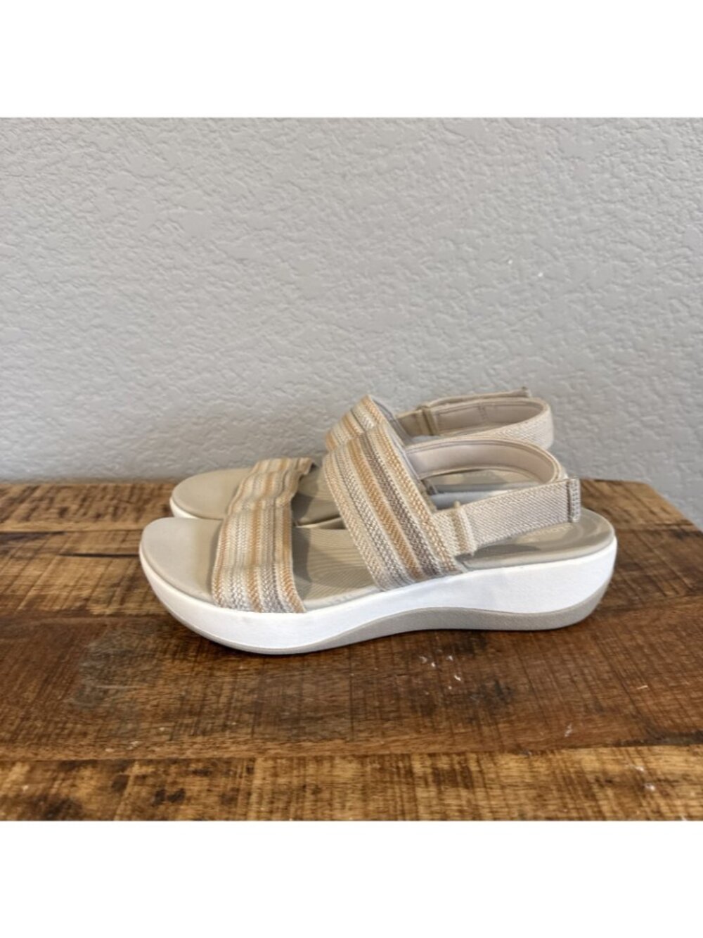 Clarks Cloud Steppers Women Sz 8.5 Sandals Hook Loop Tan Comfort Wedge - Picture 2 of 13